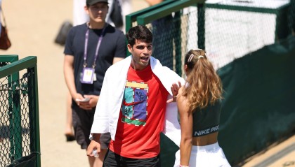 labubu大社交！郑钦文在训练场偶遇阿尔卡拉斯，送了后者一只labubu