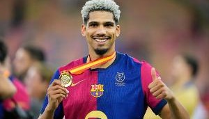 每体：拜仁再次对巴萨中卫阿劳霍产生兴趣，解约金6500万欧元