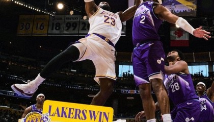 开云体育网址-老当益壮！湖人晒赢球海报：詹姆斯人群中起飞不可阻挡