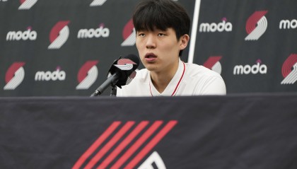 开云体育网址-开拓者夏联主帅：杨瀚森的天赋和体型让人印象深刻，会围绕他布置战术