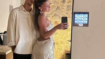 🥰拜仁20岁新援比绍夫公开恋情，女友系17岁俱乐部传奇绍尔之女