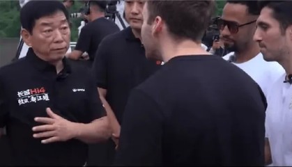 开云体育官方网站登陆-魏建军被老外围着加微信：车不在于高级能创造价值就是好车